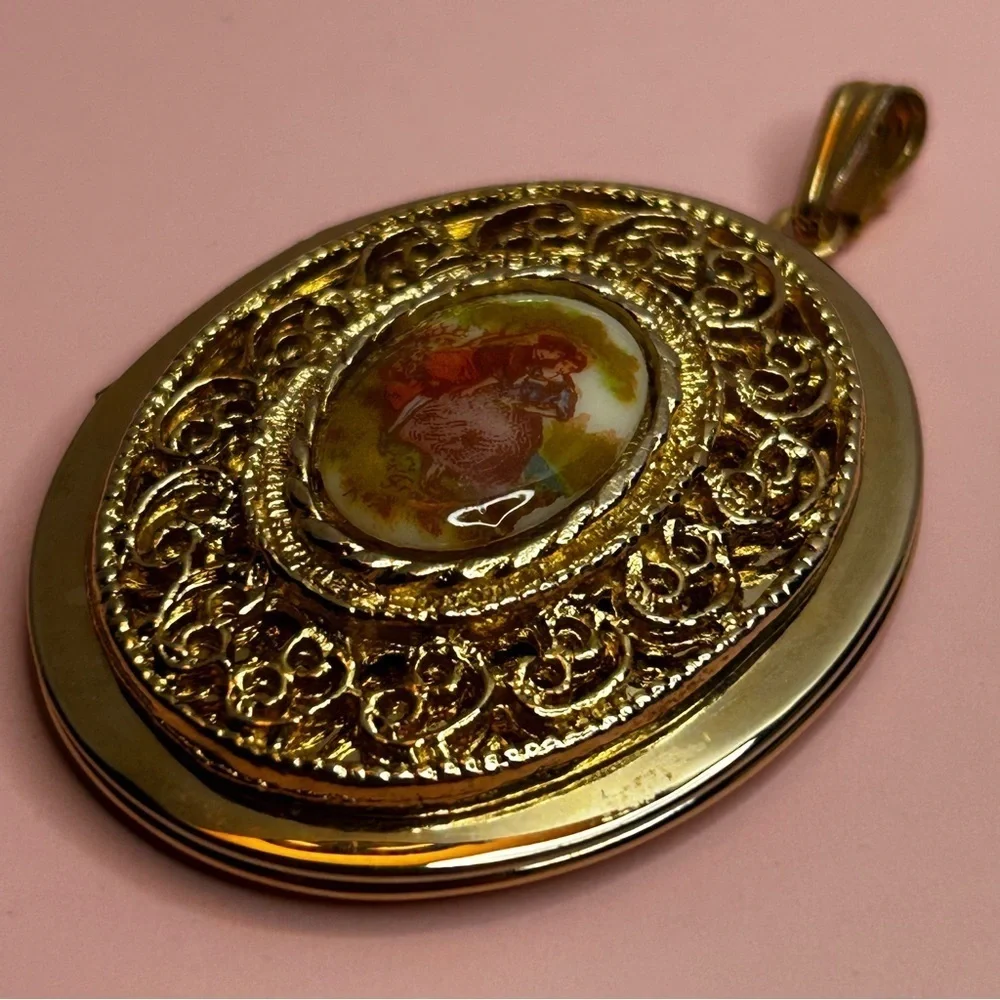 Vintage 70’s Victorian Style Gold Tone Locket Pendant